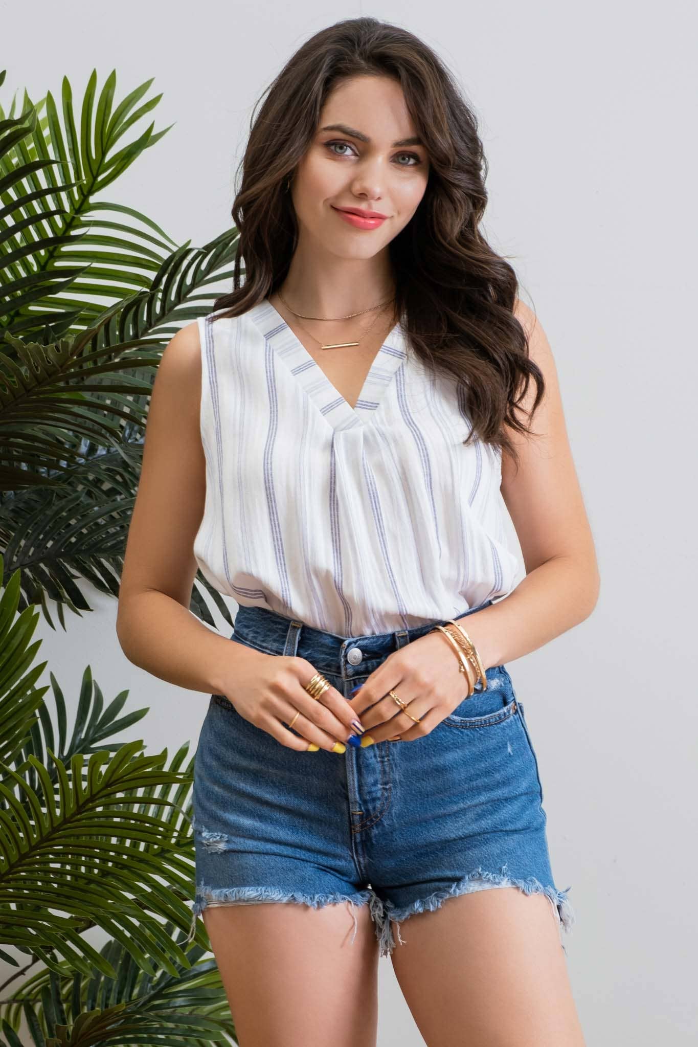 STRIPE SLEEVELSS V-NECK TOP