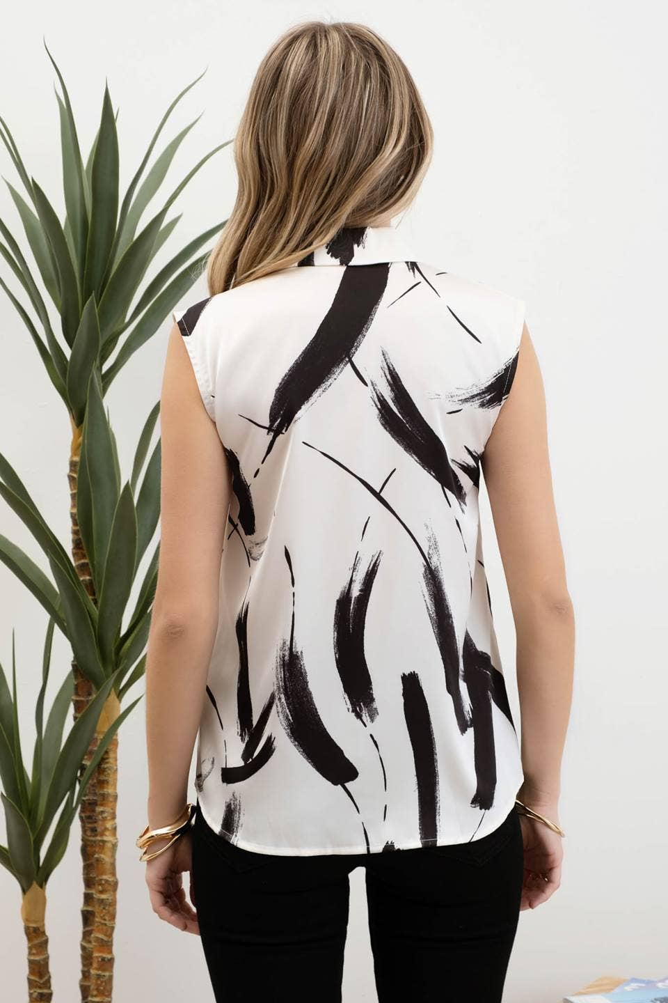 BRUSH STROKE COLLARED SLEEVELESS BLOUSE